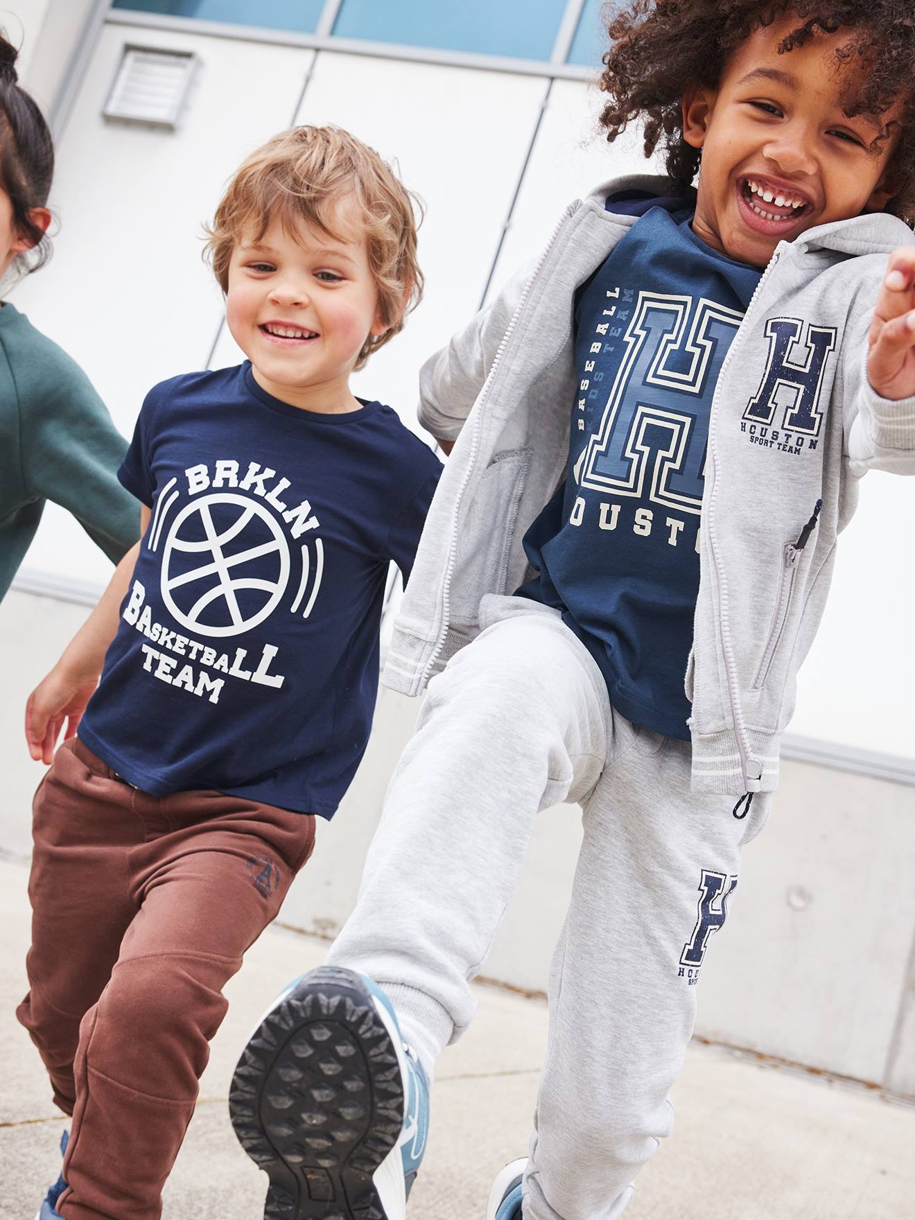 https://kids-avenue.com.ua/pages/gallery/6422/sweat-zippe-a-capuche-sport-garcon. (3).jpg